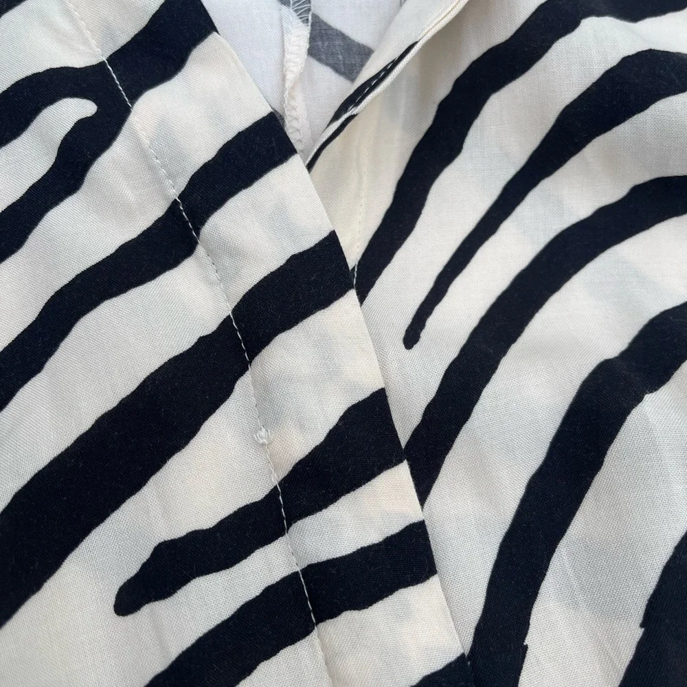 H&M Black and White Striped Maxi Dress size XS

He has a static at the waist. - Picture 9 of 10